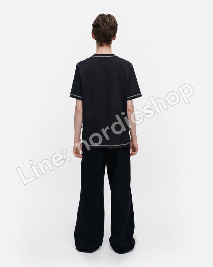 Marimekko Tarttua Logo Placement Kioski T恤・黑色、米白（3）